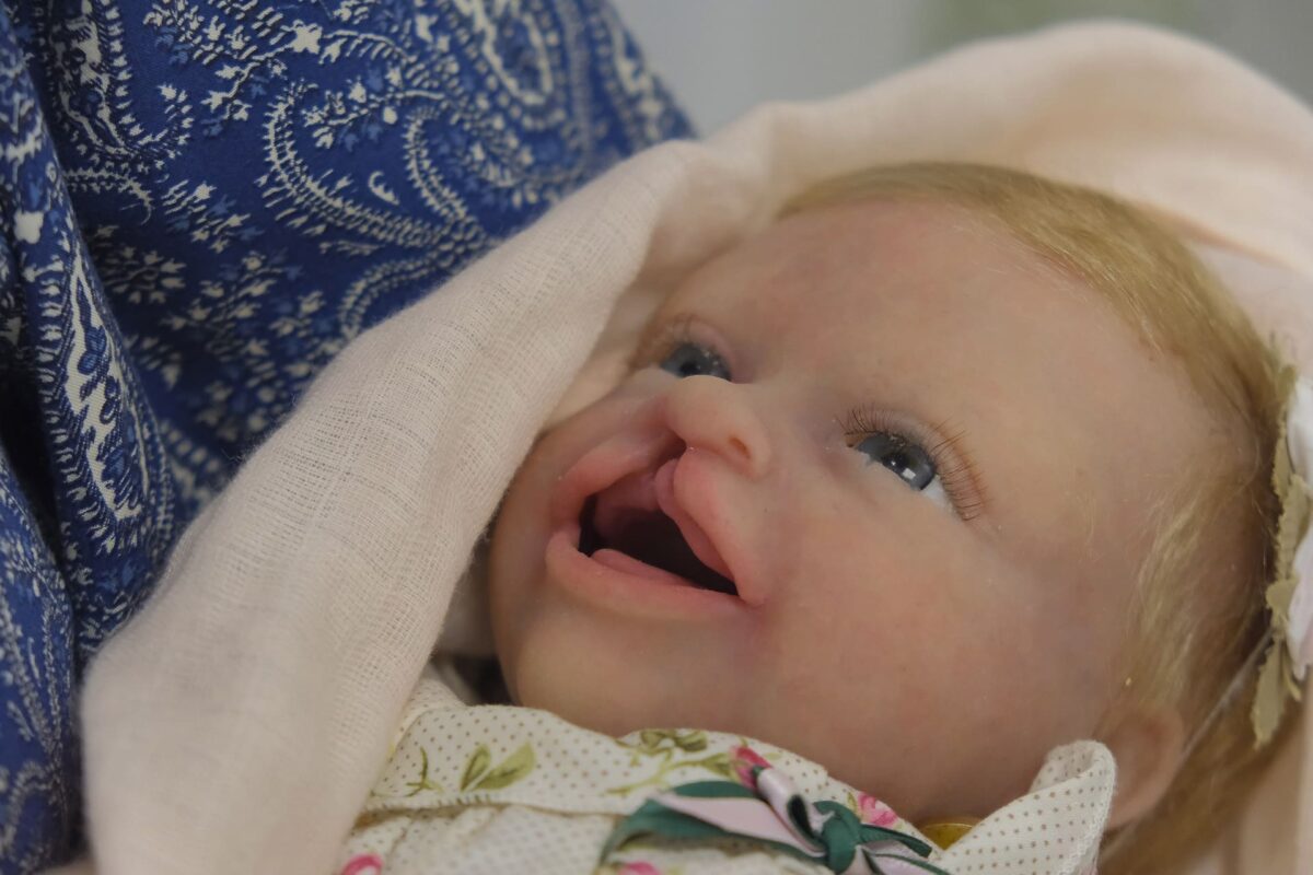 Cirujana maxilofacial pediátrica mostrando en un simulador el tratamiento de malformaciones craneofaciales