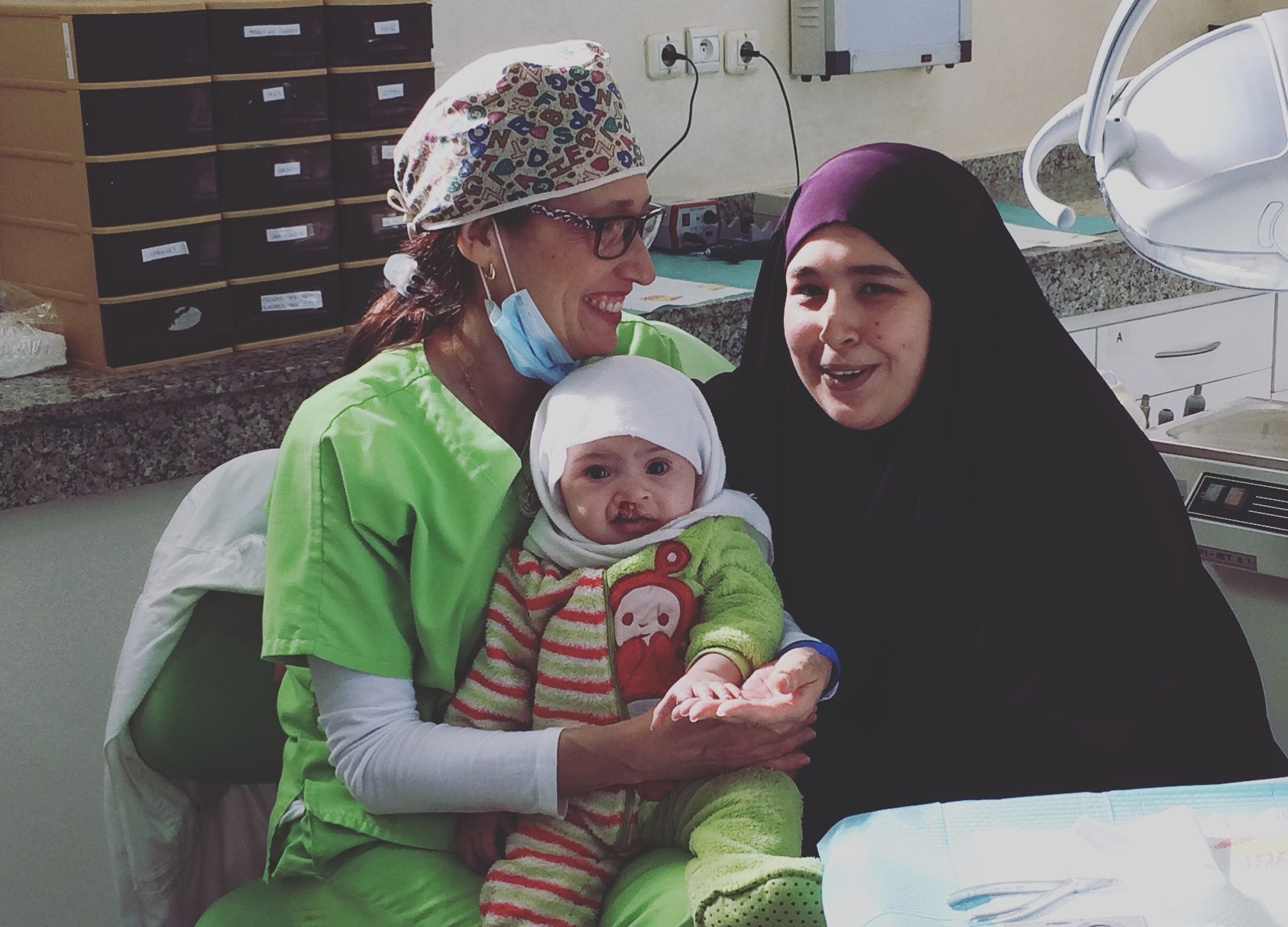 Odontóloga especialista atendiendo a bebé con fisura labiopalatina junto a su madre en consulta médica, Marruecos 2017