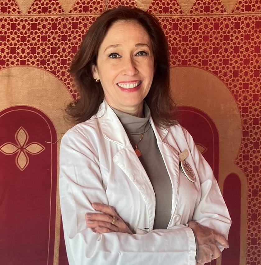 Odontóloga especialista en fisura de labio y paladar, en consulta médica con bata blanca