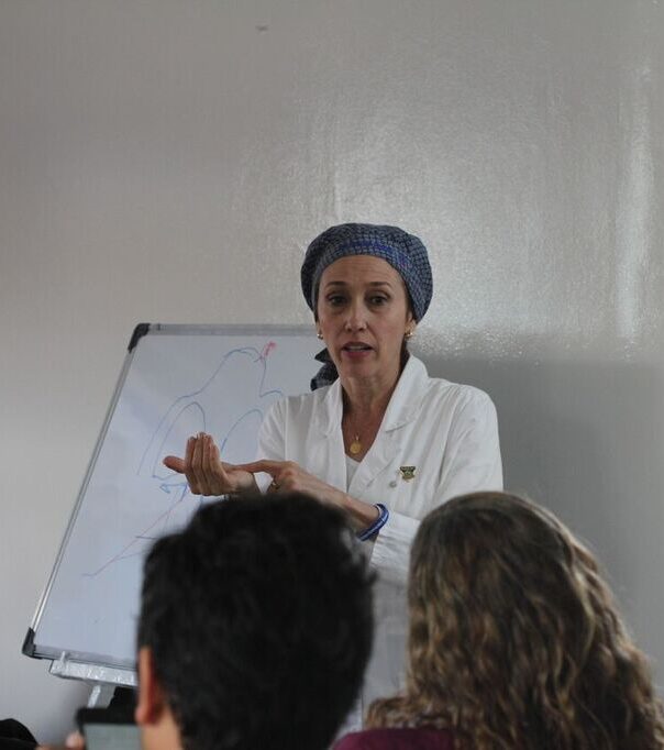 Formación práctica e investigación médica sobre malformaciones craneofaciales en aula especializada