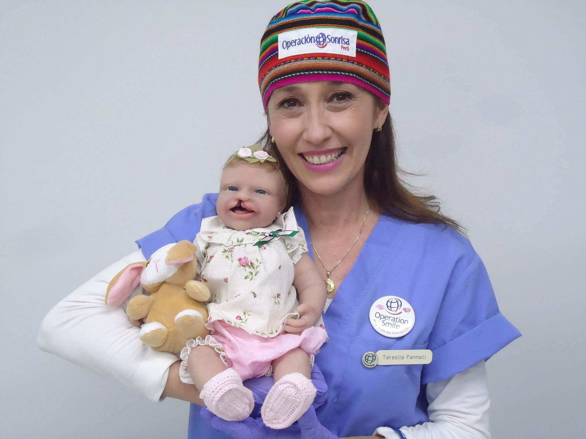 Demostración de la Dra. en el uso del simulador unilateral para moldeado nasal prequirúrgico en bebés con fisura labiopalatina