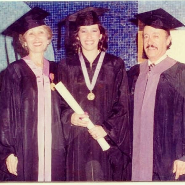 Graduación universitaria de una odontóloga acompañada de sus padres, abril de 1986