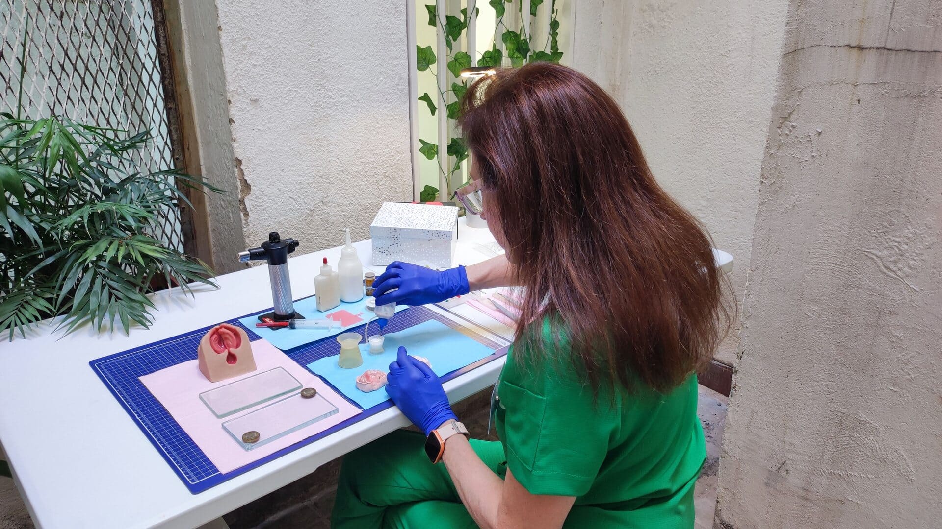 Especialista trabajando en laboratorio con modelos anatómicos para el uso de placas funcionales en bebés con fisura labiopalatina