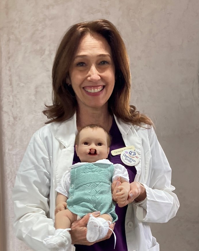 Demostración práctica de la técnica Pannaci con simulador bilateral para el tratamiento de fisuras labiopalatinas